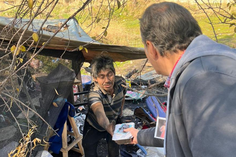 En este momento estás viendo Repartiendo almuerzos y Misericordia en Colina 