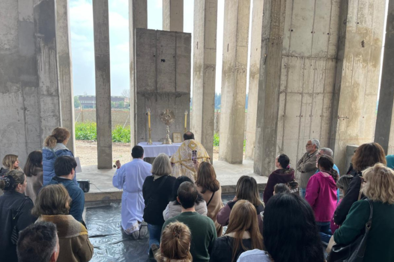 Inédita adoración Eucarística en la nueva capilla en construcción encendió el corazón de todos nuestros adoradores