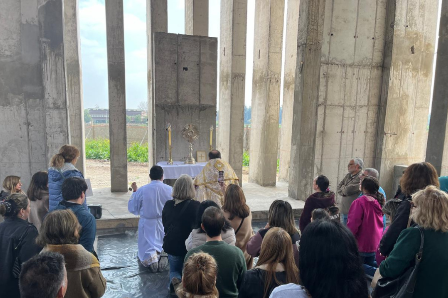 En este momento estás viendo Inédita adoración Eucarística en la nueva capilla en construcción encendió el corazón de todos nuestros adoradores