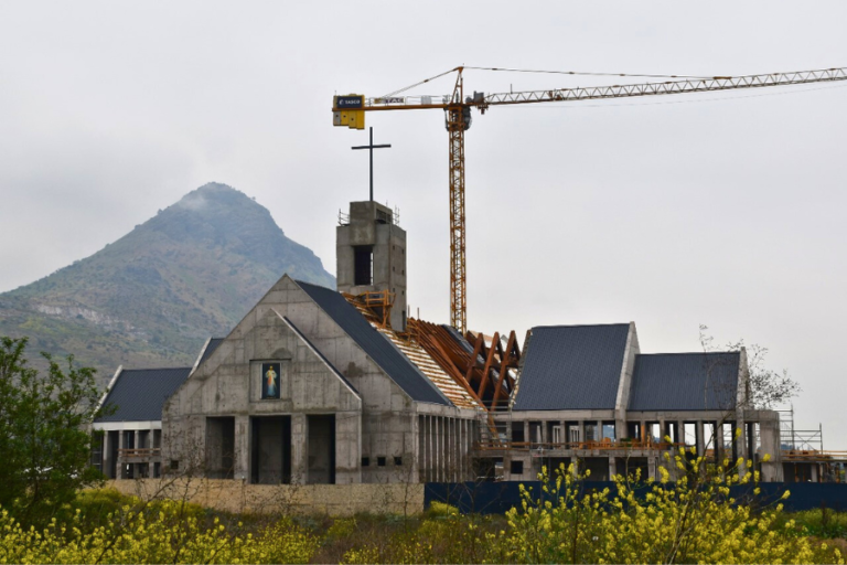 La Cruz del Santuario ya fue instalada! Demos gracias a Dios