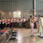 Miembros del coro reciben reconocimiento en el día de Santa Cecilia