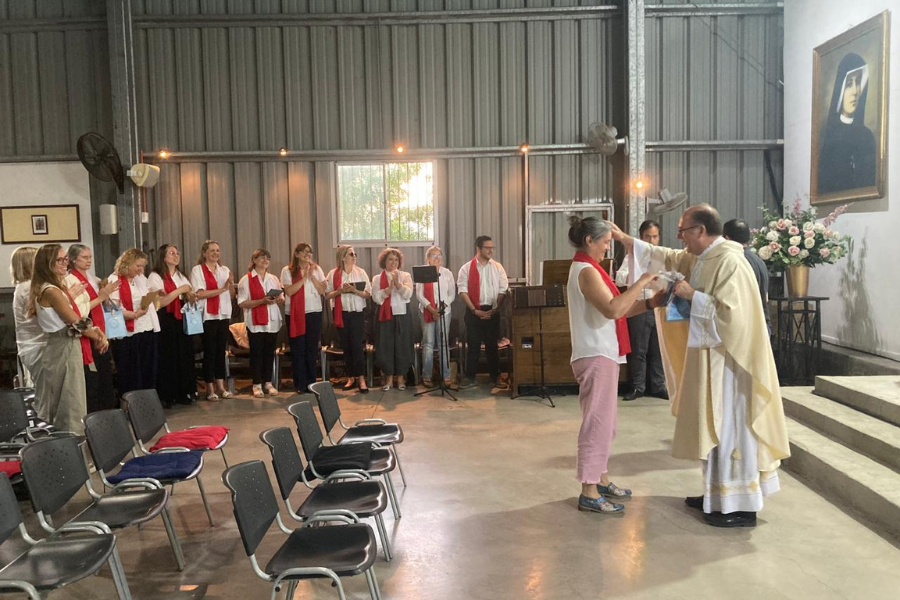 En este momento estás viendo Miembros del coro reciben reconocimiento en el día de Santa Cecilia